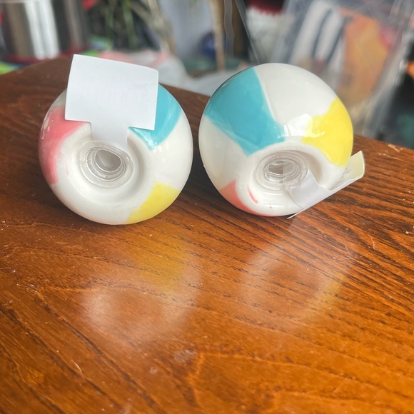 Set of Cracker Barrel Beach Ball Salt and Pepper Shakers - Picture 4 of 4